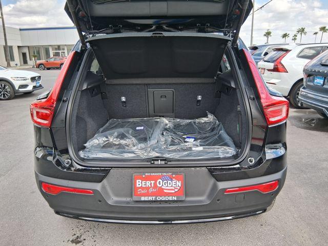 2026 Volvo XC40 Plus, B5 AWD Gas (mild hybrid), Dark