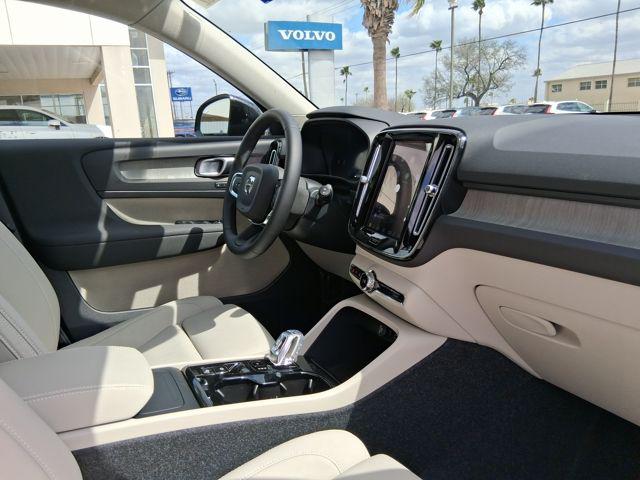 2026 Volvo XC40 Plus, B5 AWD Gas (mild hybrid), Dark