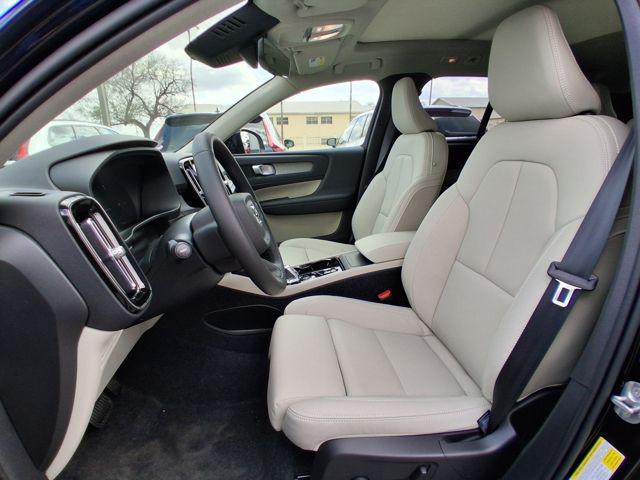 2026 Volvo XC40 Plus, B5 AWD Gas (mild hybrid), Dark