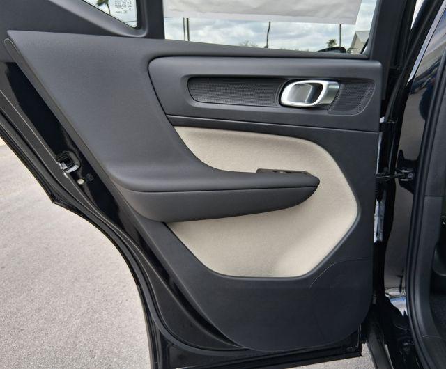 2026 Volvo XC40 Plus, B5 AWD Gas (mild hybrid), Dark