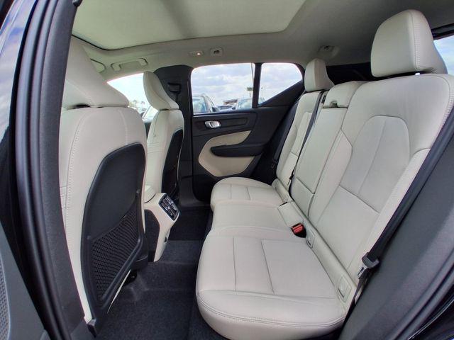 2026 Volvo XC40 Plus, B5 AWD Gas (mild hybrid), Dark