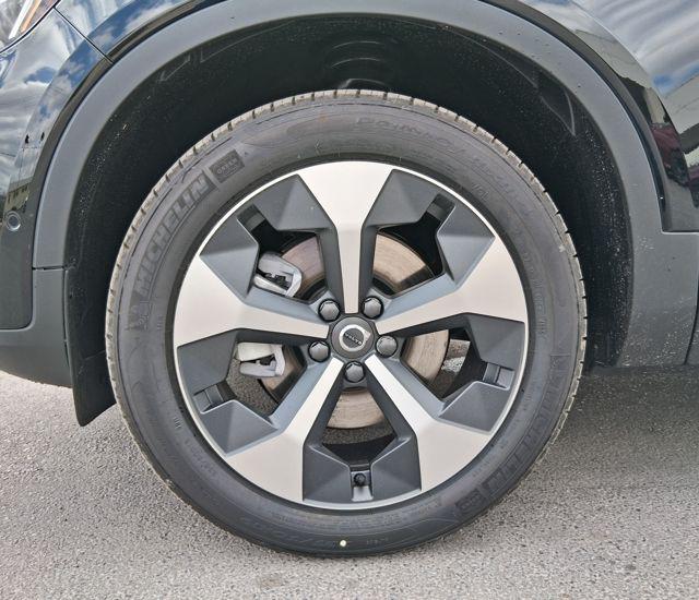 2026 Volvo XC40 Plus, B5 AWD Gas (mild hybrid), Dark