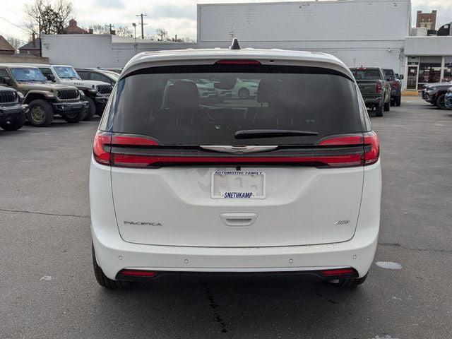 2026 Chrysler Pacifica Select AWD