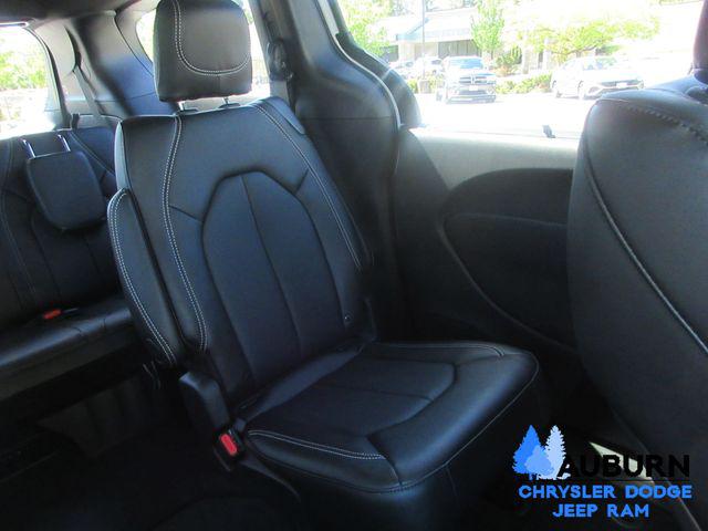 2026 Chrysler Pacifica Select AWD