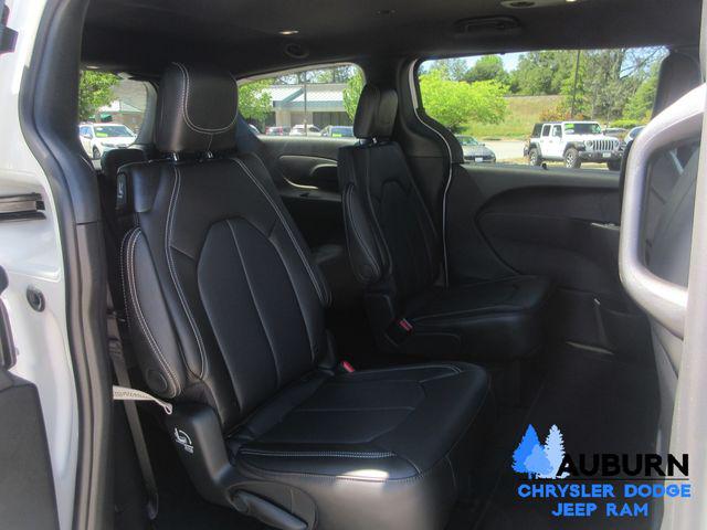 2026 Chrysler Pacifica Select AWD