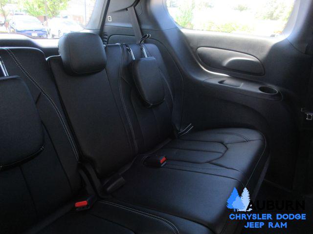 2026 Chrysler Pacifica Select AWD