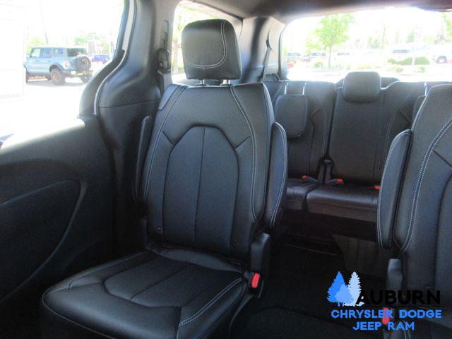 2026 Chrysler Pacifica Select AWD