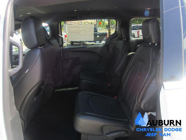 2026 Chrysler Pacifica Select AWD