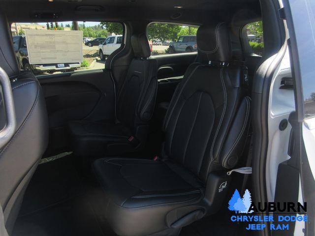 2026 Chrysler Pacifica Select AWD