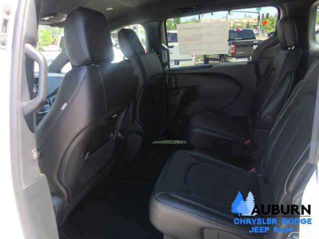 2026 Chrysler Pacifica Select AWD