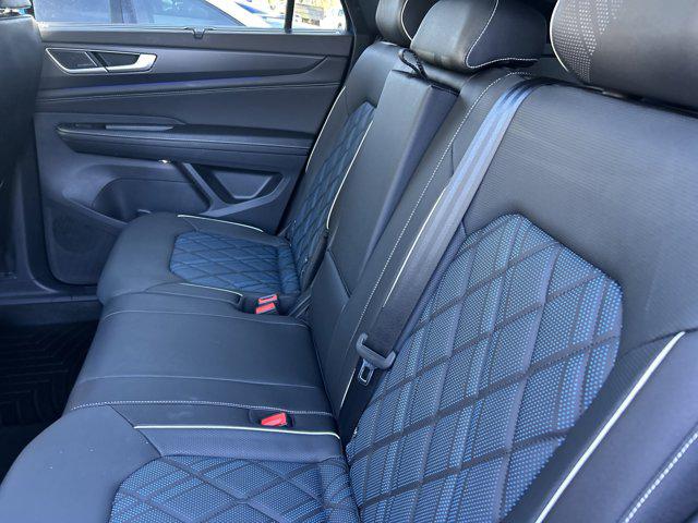2025 Volkswagen Atlas Cross Sport 2.0T SEL Premium R-Line