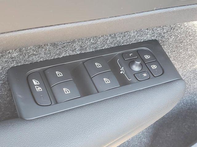 2026 Volvo XC40 Black Edition Ultra, B5 AWD Gas (mild hybrid)