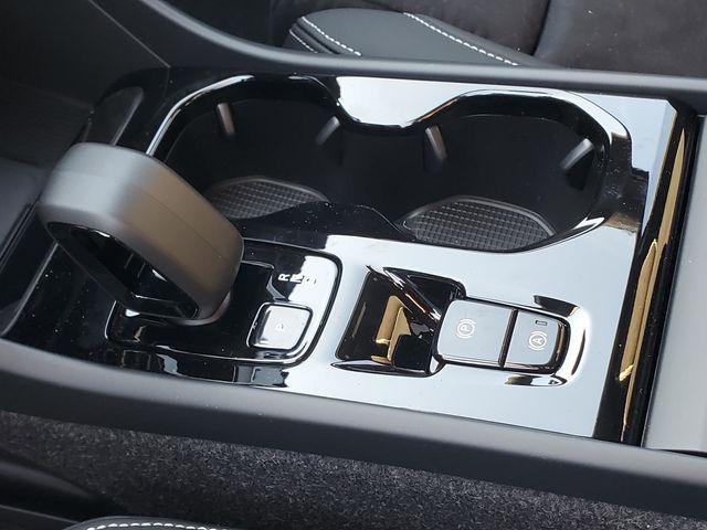 2026 Volvo XC40 Black Edition Ultra, B5 AWD Gas (mild hybrid)