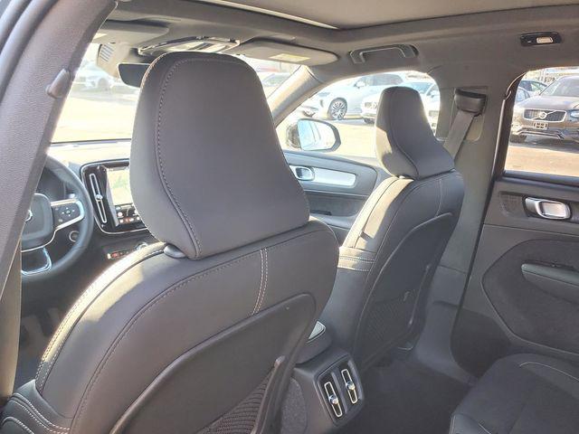 2026 Volvo XC40 Black Edition Ultra, B5 AWD Gas (mild hybrid)
