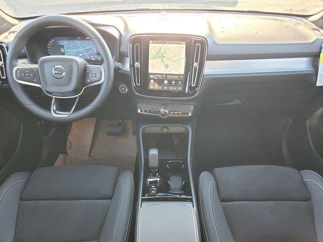 2026 Volvo XC40 Black Edition Ultra, B5 AWD Gas (mild hybrid)