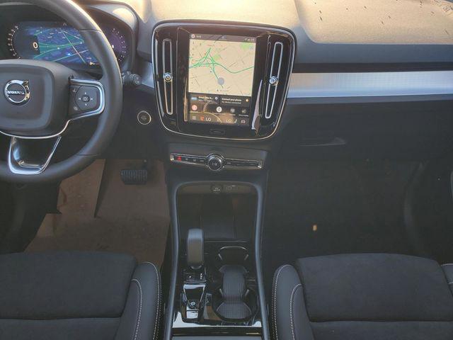 2026 Volvo XC40 Black Edition Ultra, B5 AWD Gas (mild hybrid)