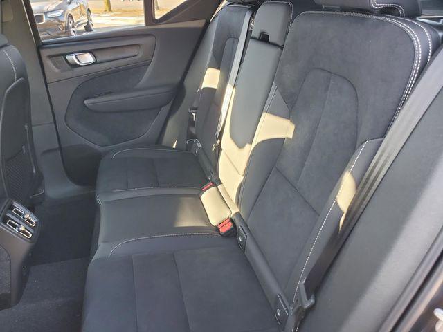 2026 Volvo XC40 Black Edition Ultra, B5 AWD Gas (mild hybrid)