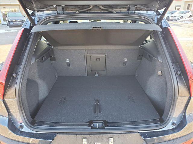 2026 Volvo XC40 Black Edition Ultra, B5 AWD Gas (mild hybrid)