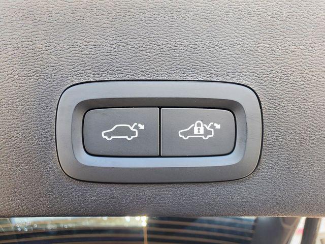 2026 Volvo XC40 Black Edition Ultra, B5 AWD Gas (mild hybrid)