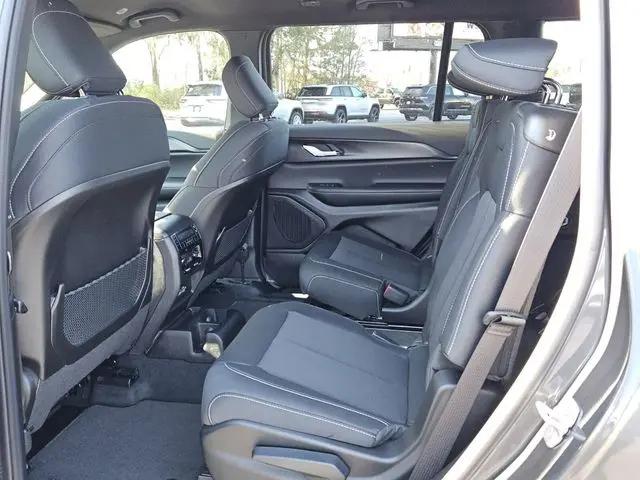 2026 Jeep Grand Cherokee L Laredo 4x4