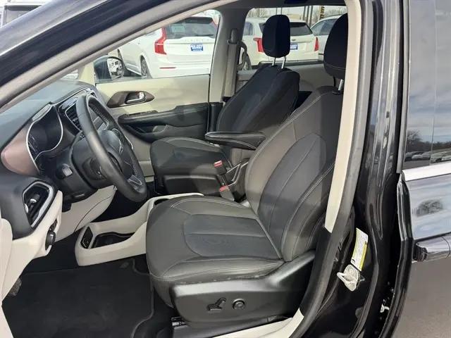 2024 Chrysler Voyager LX