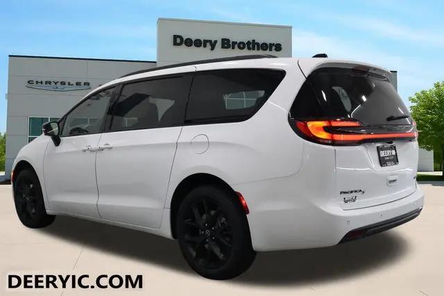 2026 Chrysler Pacifica Select AWD