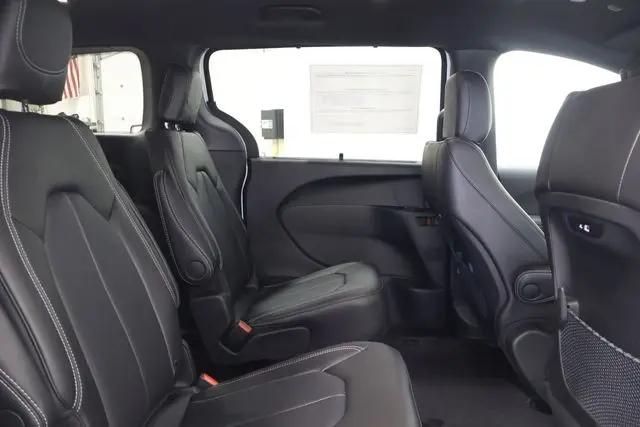 2026 Chrysler Pacifica Select AWD