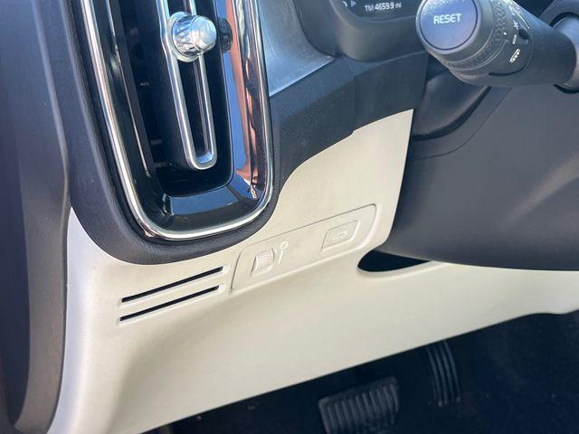 2021 Volvo XC40 T5 Momentum
