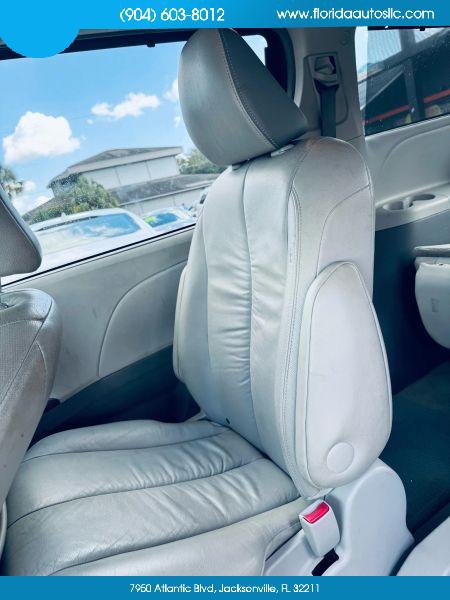 2012 Toyota Sienna XLE V6 8 Passenger