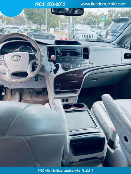 2012 Toyota Sienna XLE V6 8 Passenger