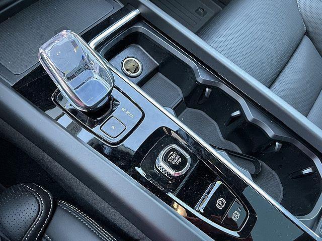 2026 Volvo XC60 Plug-In Hybrid Black Edition Ultra, T8 AWD Electric/Gasoline, Dark