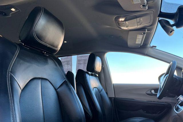 2024 Chrysler Pacifica Hybrid Select