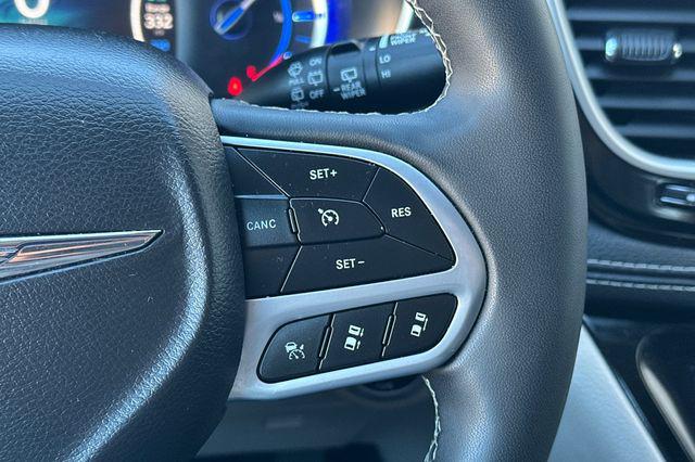 2024 Chrysler Pacifica Hybrid Select