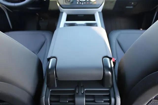 2025 Land Rover Defender 110 P500 X-Dynamic SE