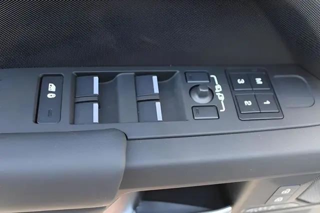 2025 Land Rover Defender 110 P500 X-Dynamic SE