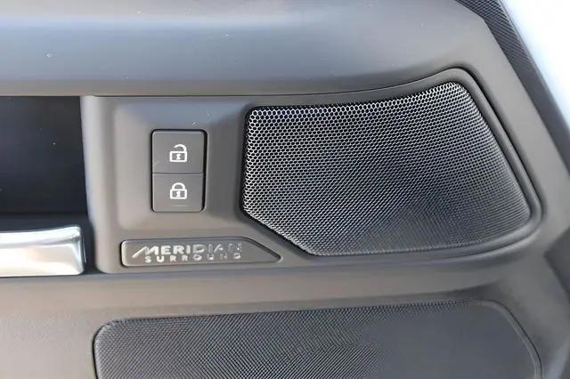 2025 Land Rover Defender 110 P500 X-Dynamic SE