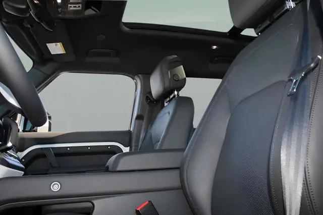 2025 Land Rover Defender 110 P500 X-Dynamic SE