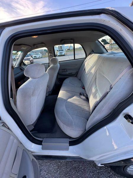 2001 Ford Crown Victoria Base