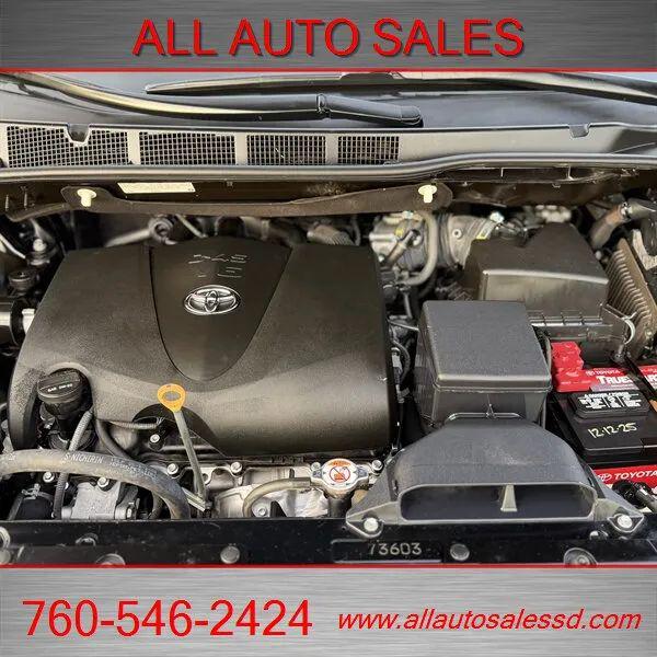 2018 Toyota Sienna SE 8 Passenger