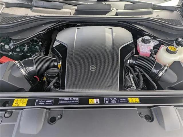 2026 Land Rover Range Rover P615 SV