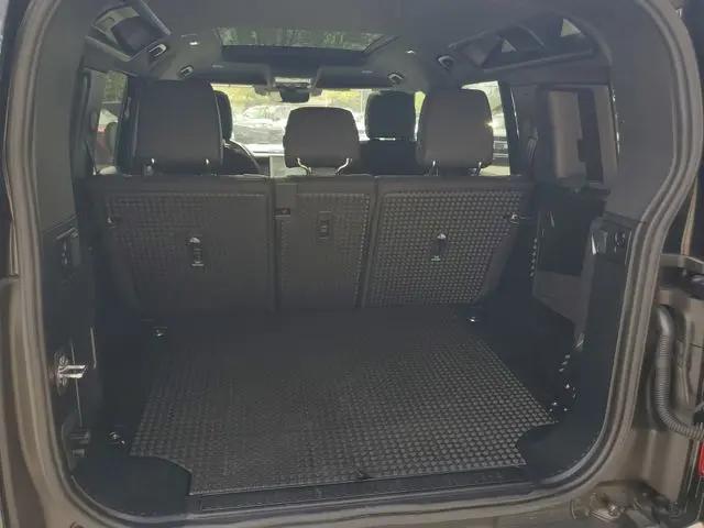 2025 Land Rover Defender 110 P300