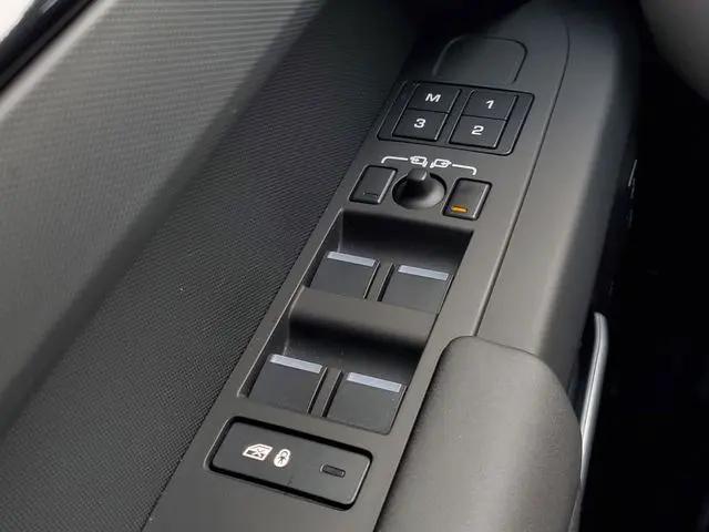 2025 Land Rover Defender 110 P300