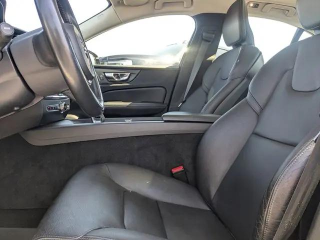 2022 Volvo S60 B5 Momentum