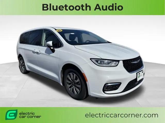 2023 Chrysler Pacifica Hybrid Touring L for sale in Farmington, NY
