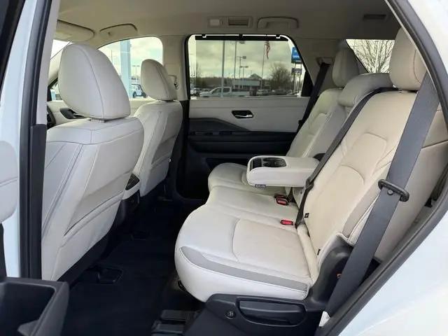 2023 Nissan Pathfinder SL 4WD