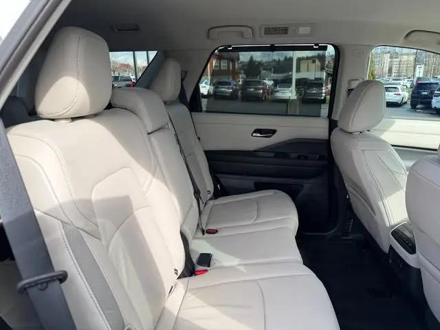2023 Nissan Pathfinder SL 4WD