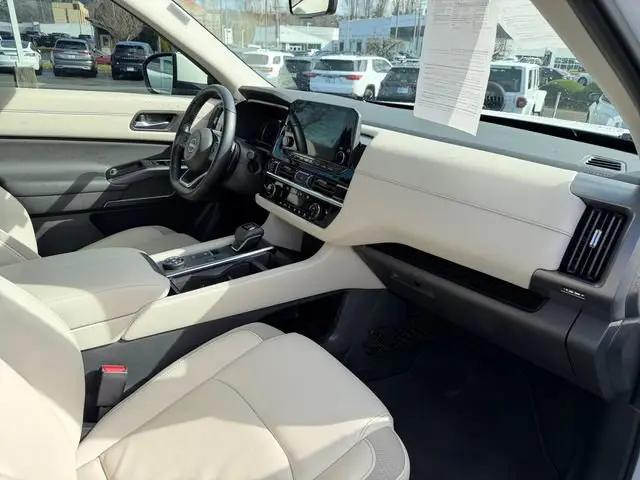 2023 Nissan Pathfinder SL 4WD