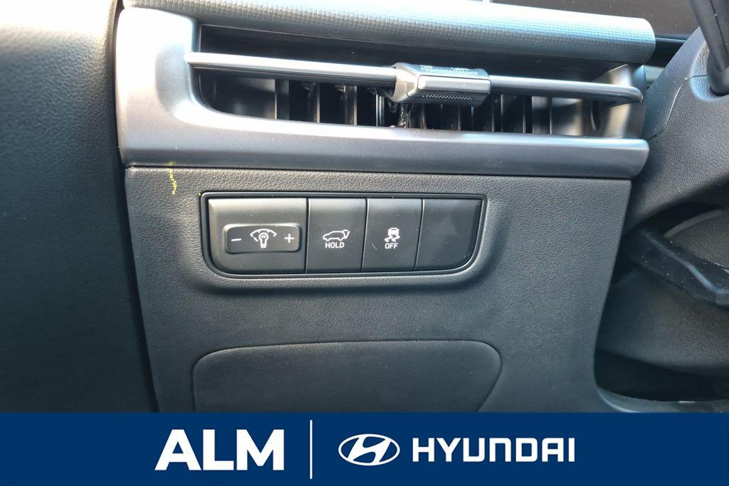 New 2026 White HYUNDAI SEL FWD image 30