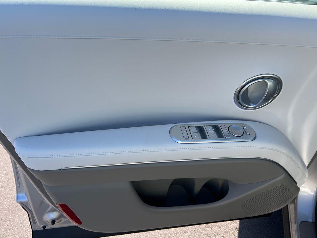 New 2026 Silver Metallic HYUNDAI SEL FWD image 12
