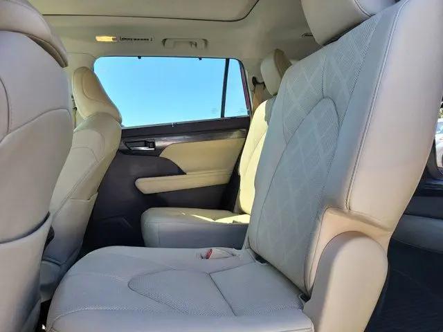 2022 Toyota Highlander Hybrid Platinum